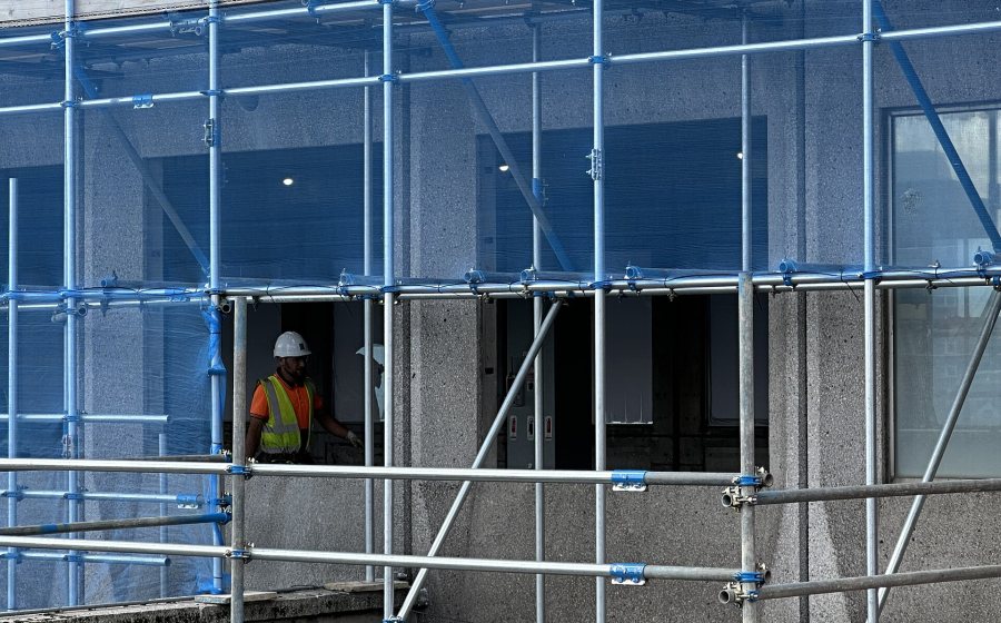足場を組んだ建物の施工現場